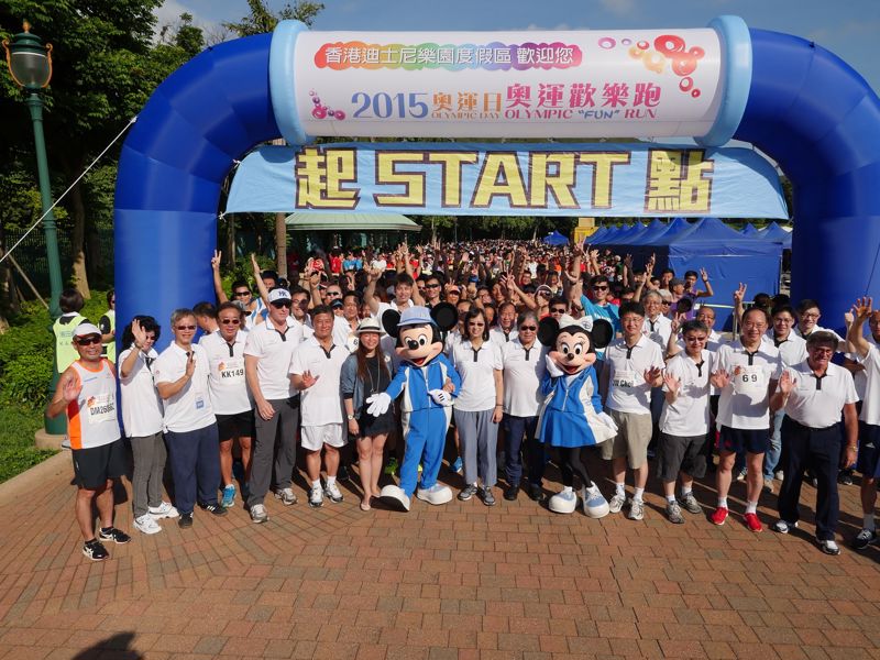 多位政府官員、立法會議員、港協暨奧委會義務委員及活動的贊助機構代表身體力行，參加奧運歡樂跑活動。